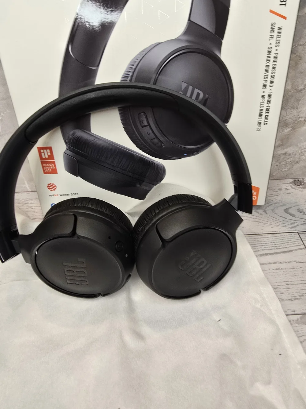 JBL Tune 520BT Wireless On-Ear Headphones - Black - Picture 7 of 9